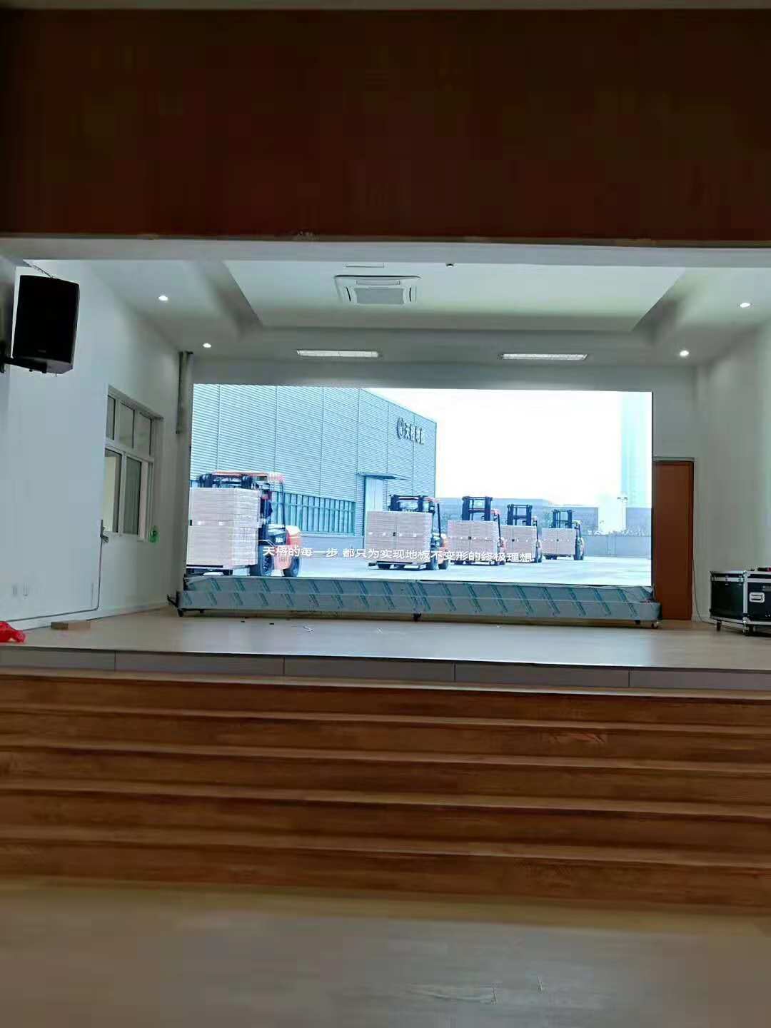 Zhejiang flooring company indoor P2.5 rental display screen installation is completed